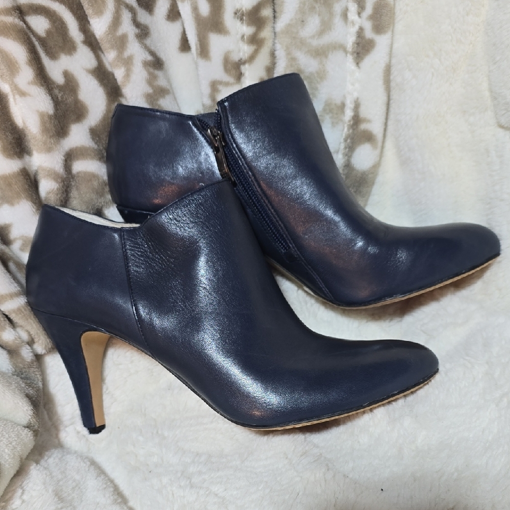 NWOT Vince Camuto Vive  Booties